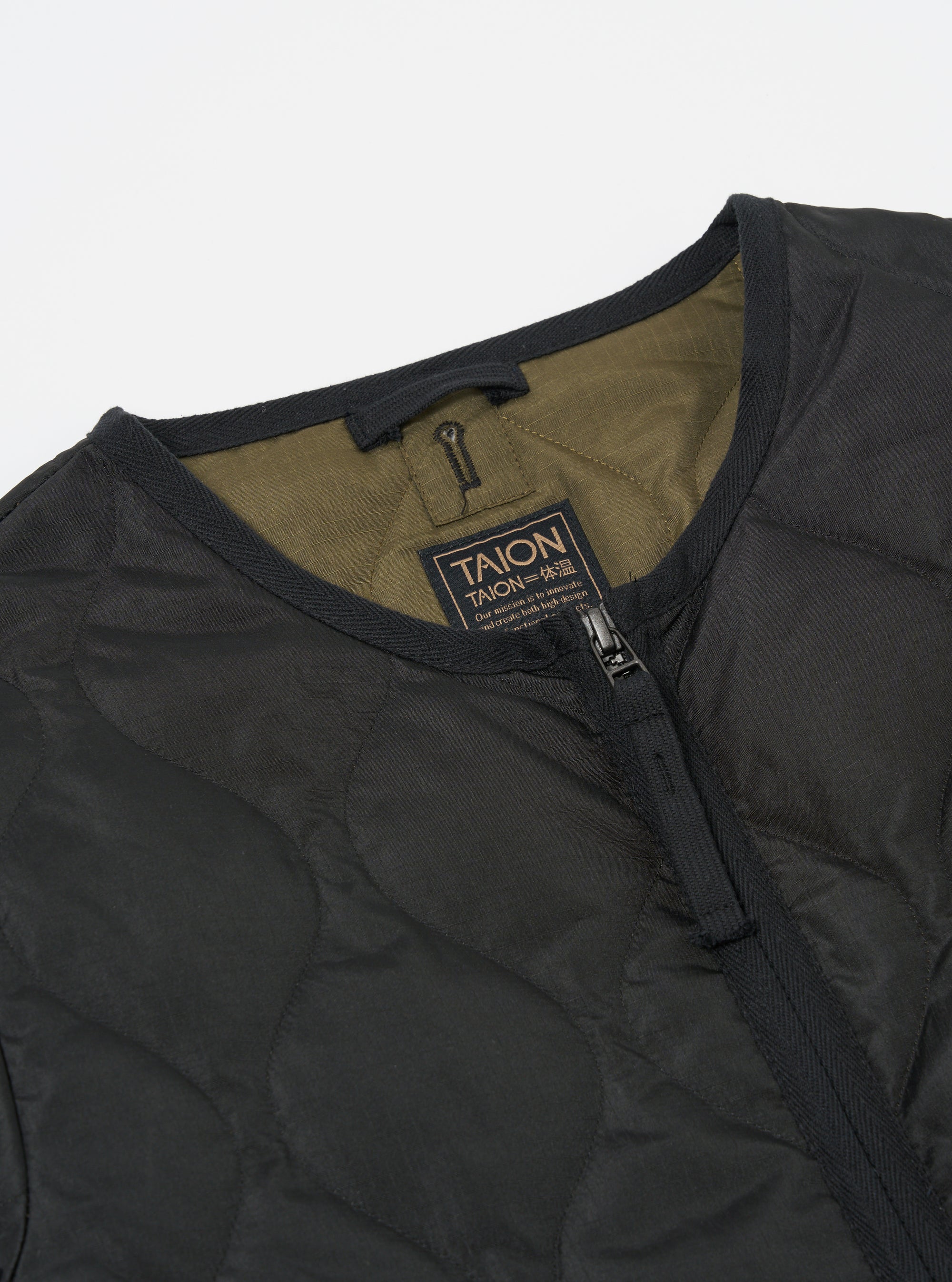 Taion Crew Neck Down Jacket in Black Ripstop